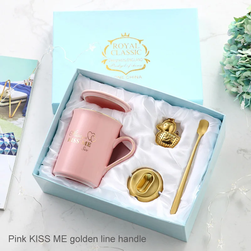 Pink KISS gold line Новые королевские Керамика Кофе кружка для молока Чай чашки творческий Кружка с крышкой золотая ручка ложка костяного фарфора для свадьбы и дня рождения для влюбленных подарок - Цвет: Pink KISS gold line