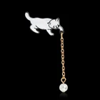 Значки на лацкан с эмалью, в виде белого кота и жемчуга, с цепочкой