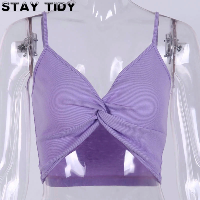 Фиолетовый топ на бретельках с глубоким v-образным вырезом и открытыми плечами