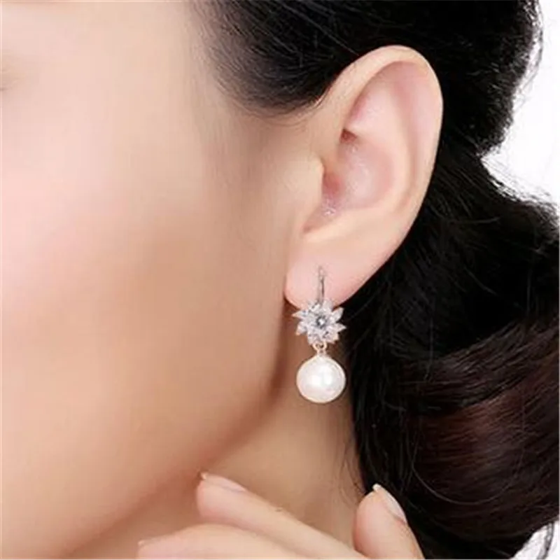 Роскошные серьги гвоздики золотого цвета с цветком и циркониевым камнем для