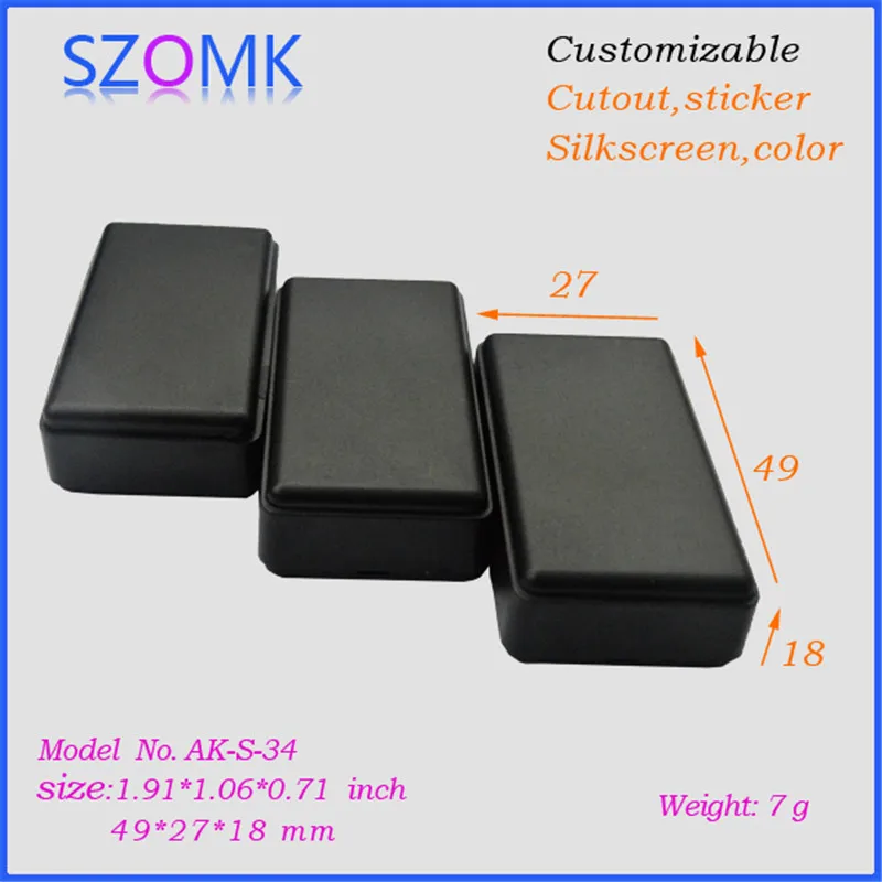 В комплекте 2 шт. маленький пластиковый корпус из АБС пластика в коробке черного и