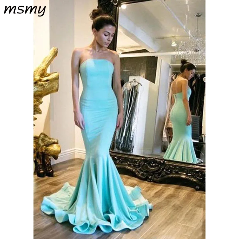 Простое вечернее платье русалки без бретелек с длинными оборками на молнии сзади