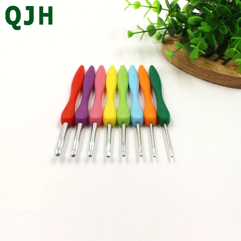 

2.5-6.0mm 8pcs Crochet Hook Set Aluminum Ergonomic Crochet Needles with Colorful Soft Rubber Non-slip Handles Needles