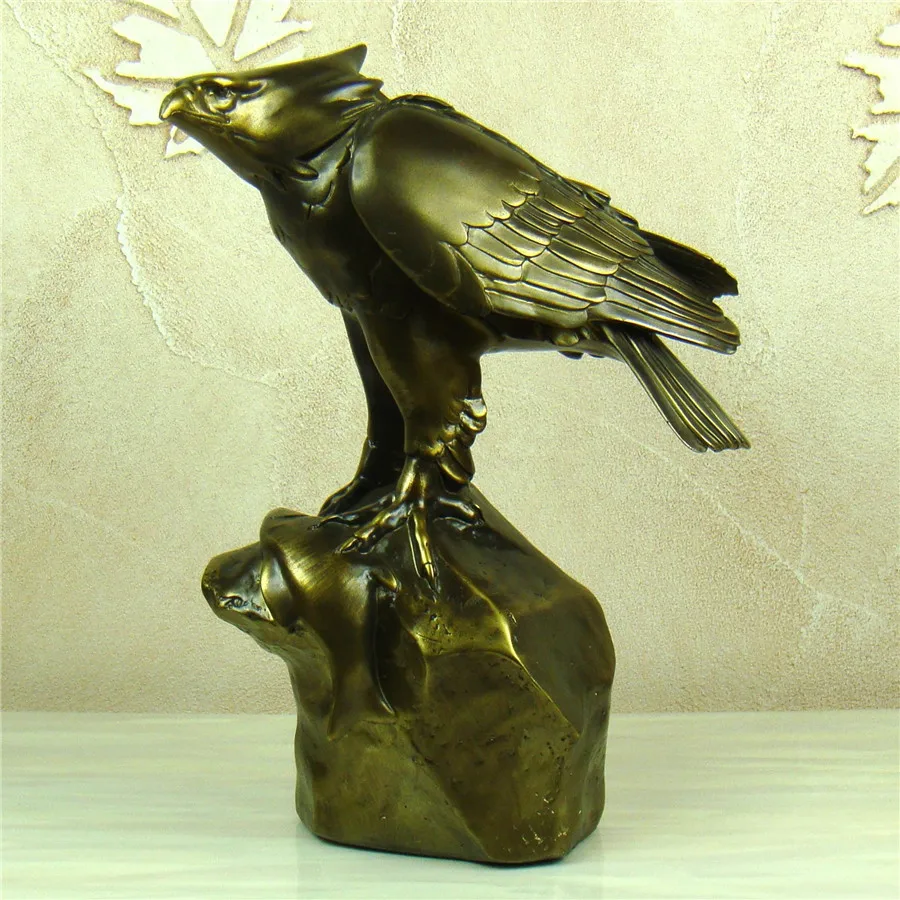 

Eagle and Fish Sculpture Handmade Resin Hunting Hawk Statue Novelty Art and Craft Present Ornament for Home and Office Decor