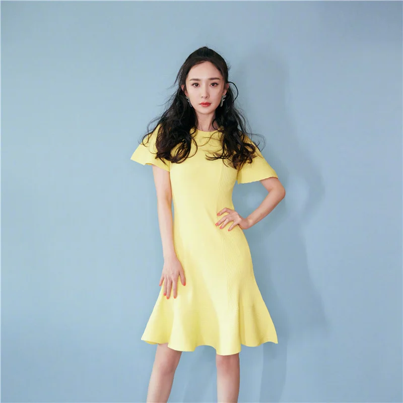 Женское трикотажное платье средней длины однотонное желтое с расклешенными