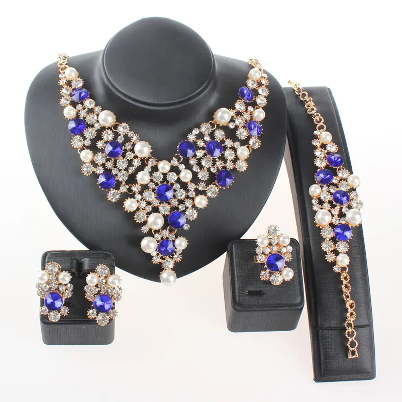 Комплект ювелирных изделий в африканском стиле золотого цвета с жемчугом