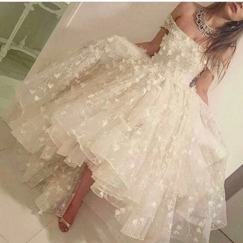 Модное платье цвета слоновой кости без бретелек с открытыми плечами цветной