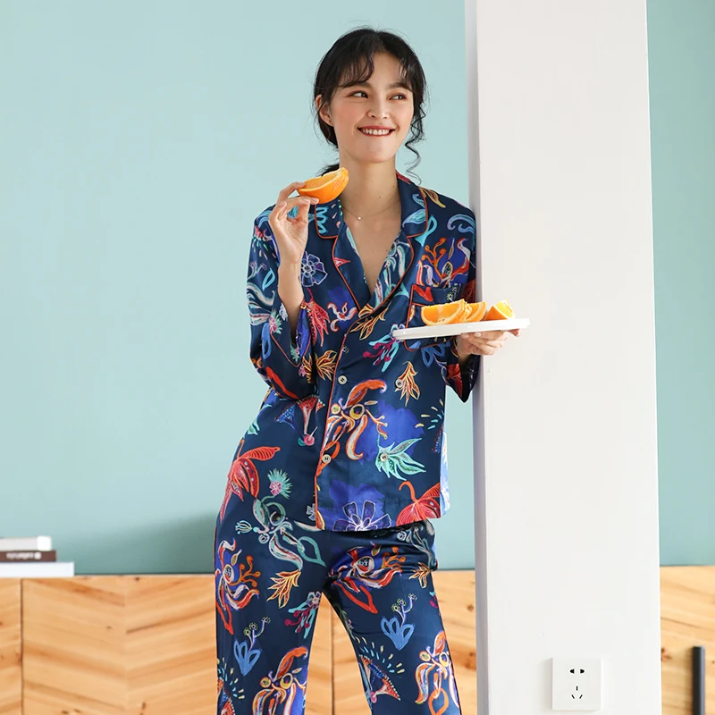 

Модная атласная пижама NEW2021, пикантная пижама с длинными рукавами, костюм из двух предметов, женская одежда для сна, можно носить на улице дл...