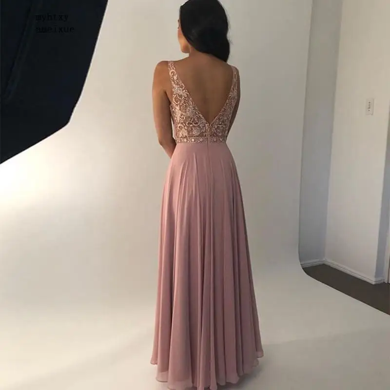 Женское вечернее платье с открытой спиной розовое V-образным вырезом лето 2020 |