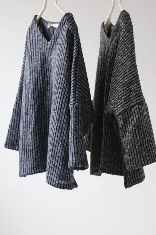 Женское шерстяное худи в полоску с V-образным вырезом |