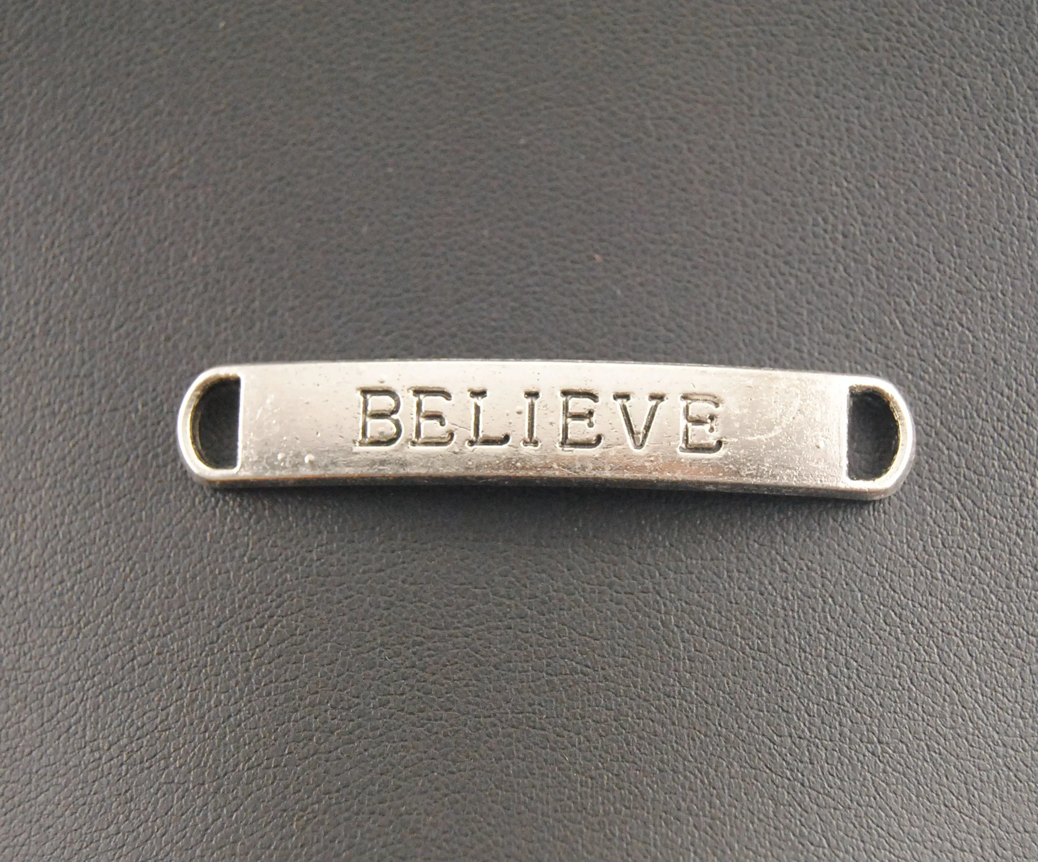 Подвески верить в виде букв серебристого цвета для изготовления ювелирных