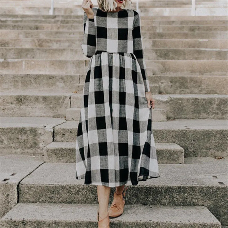 Женское длинное платье макси в клетку черно белое вечернее с длинным рукавом и
