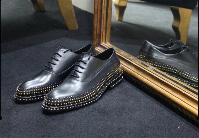 

Мужские кожаные туфли-оксфорды ручной работы на шнуровке с острым носком и заклепками вечерние туфли на среднем каблуке Повседневная Делов...