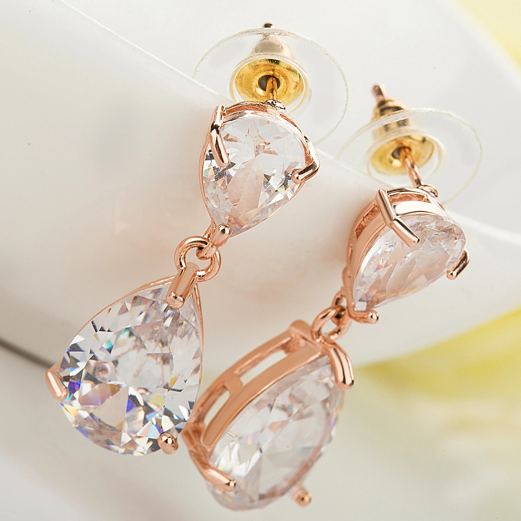 Женские серьги золотого цвета модные блестящие с фианитом | Украшения и