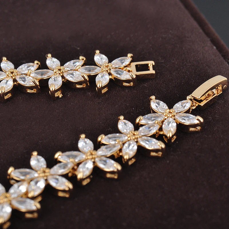 Комплект ювелирных изделий из колье и серёг ювелирный набор золотого цвета с