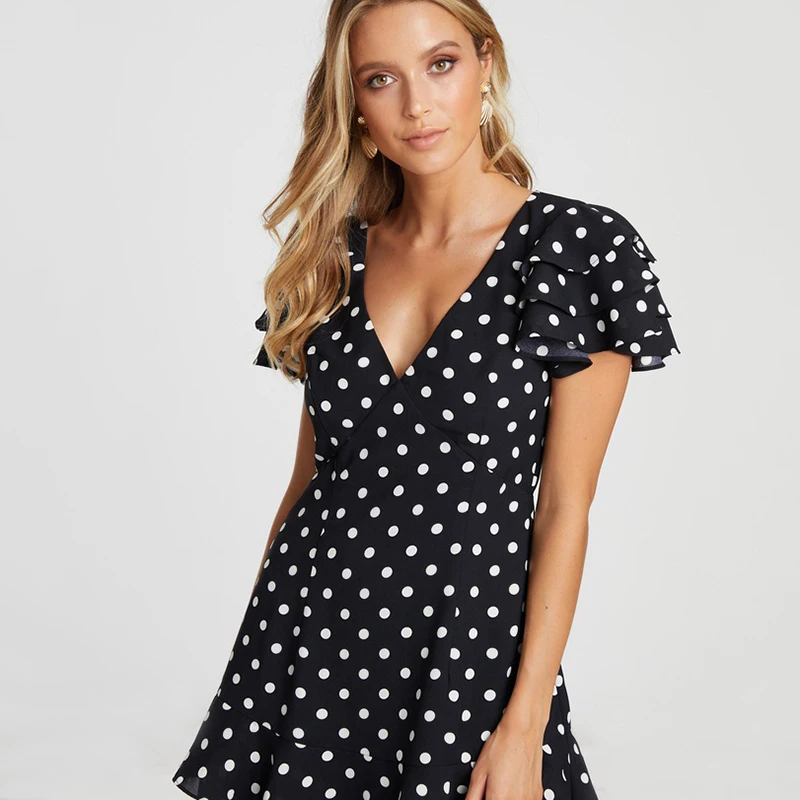 Летнее платье с волнистым принтом в горошек и рукавами-бабочками модное