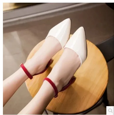 Женские босоножки из лакированной кожи на высоком толстом каблуке с острым