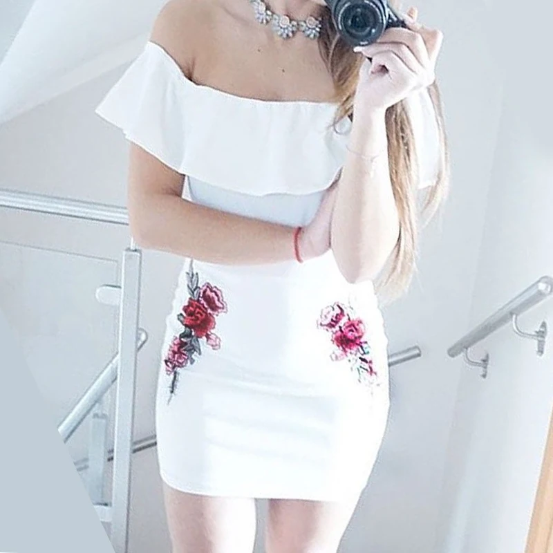 NLW белая Цветочная вышивка мини платье с открытыми плечами летнее со складками 2018