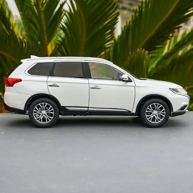 1:18 OUTLANDER SUV передовая модель автомобиля из сплава, литая металлическая модель игрушечного автомобиля, высококачественная коллекционная модель