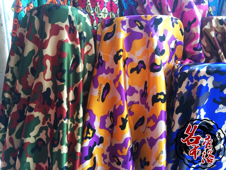 С капюшоном с камуфляжным принтом Имитационные Атласная Ткань шелковая ткань