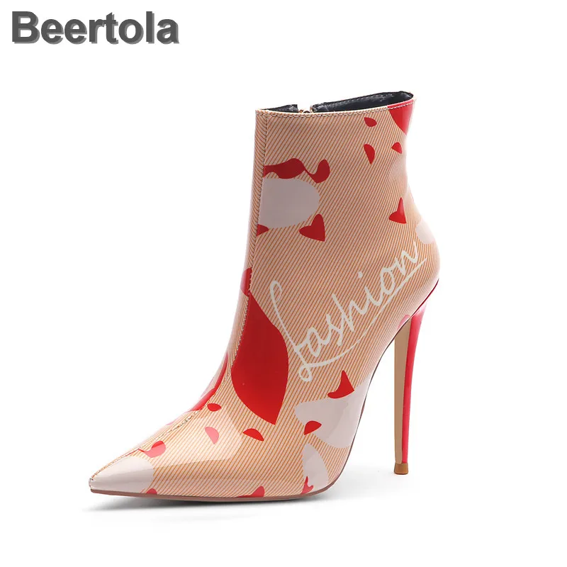 

Женские ботинки из лакированной кожи, красные короткие ботинки на шпильке 12 см, с принтом сердечек, на молнии