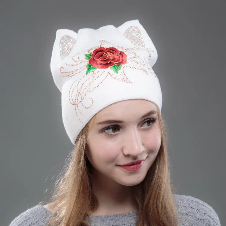 Дизайн женские шапочки Skullies Милая Красная Роза девушка осень зима шапка с кошачьими ушками Стразы Цветочные женские зимние шапки бини - Цвет: white