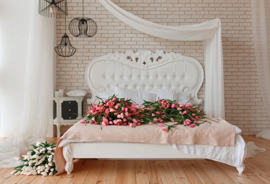 Laeacco Boudoir кровать занавеска лампа цветы деревянный пол фотография Фон
