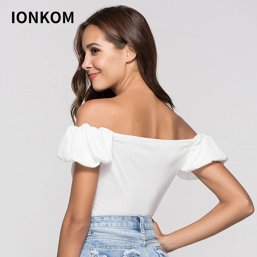 Женская футболка с открытыми плечами IONKOM облегающая укороченная короткими