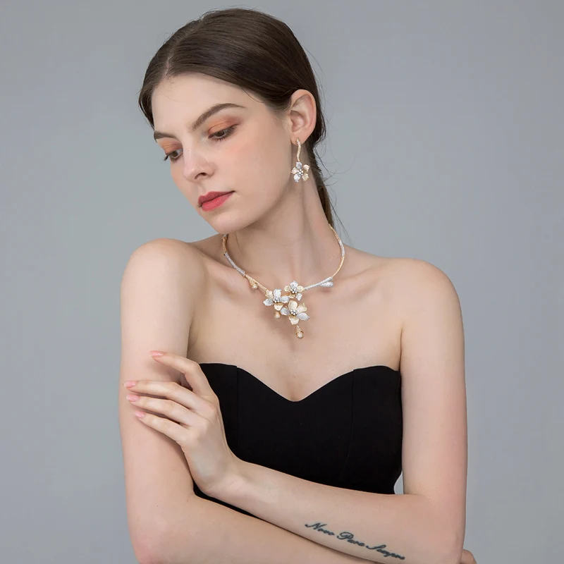Женские серьги Blucome золотого цвета с медным цирконием и цветком в форме растений |