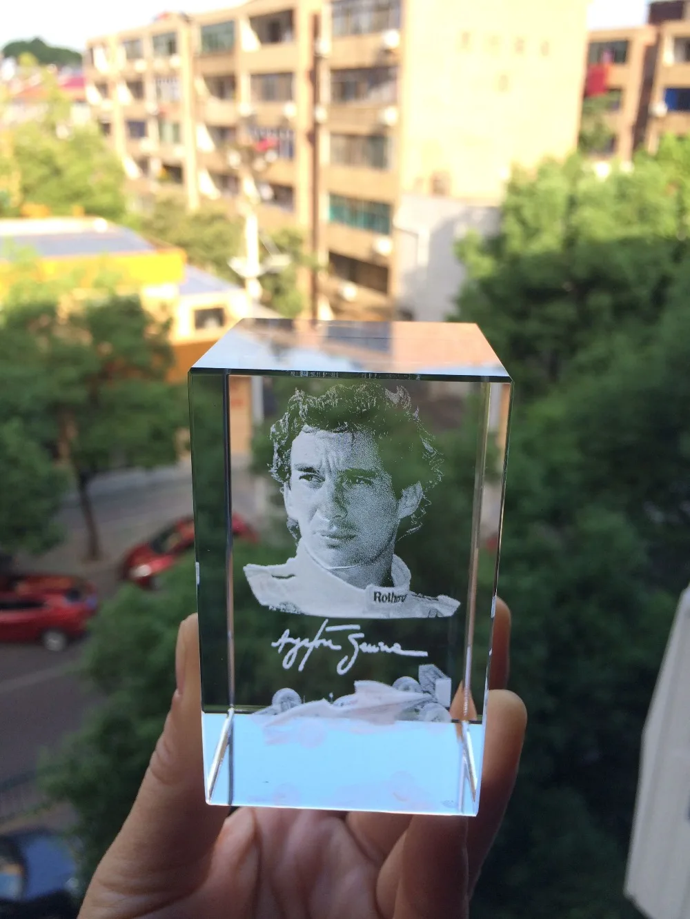 Подгонянный 3D лазер Senna гоночный драйвер Хрустальное стекло пресс-папье с подарочной коробкой для гоночных энтузиастов хороший подарок на день рождения