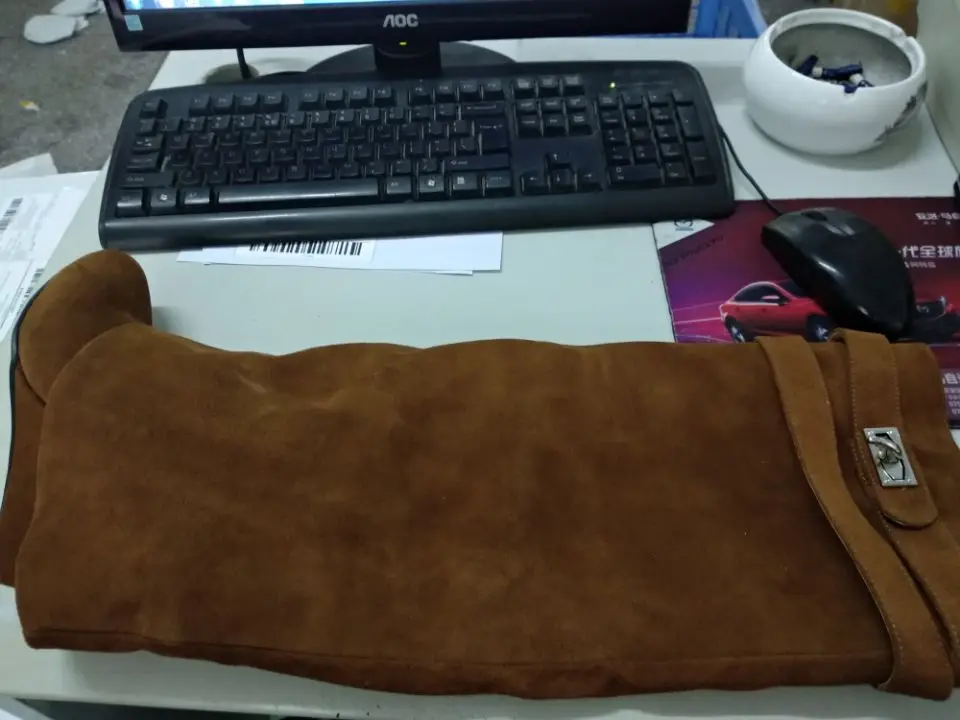 brown suede JAWAKYE/Сапоги до колена с металлическим замком в виде акулы; женские дизайнерские кожаные сапоги на танкетке с острым носком; женская обувь на высоком каблуке, увеличивающая рост - Цвет: brown suede