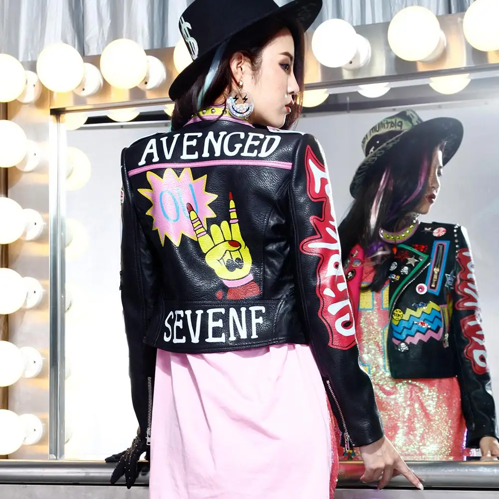 Женская короткая мотоциклетная куртка из искусственной кожи с надписью граффити