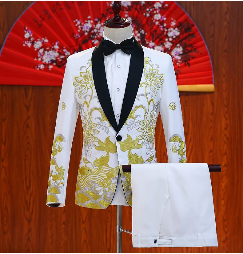 

Черные, белые, Красные Вышитые Плюс Размеры Блейзер брюки Тонкий Для мужчин костюмы Свадебные хост Для мужчин певица костюм 3 цвета одежда с ...