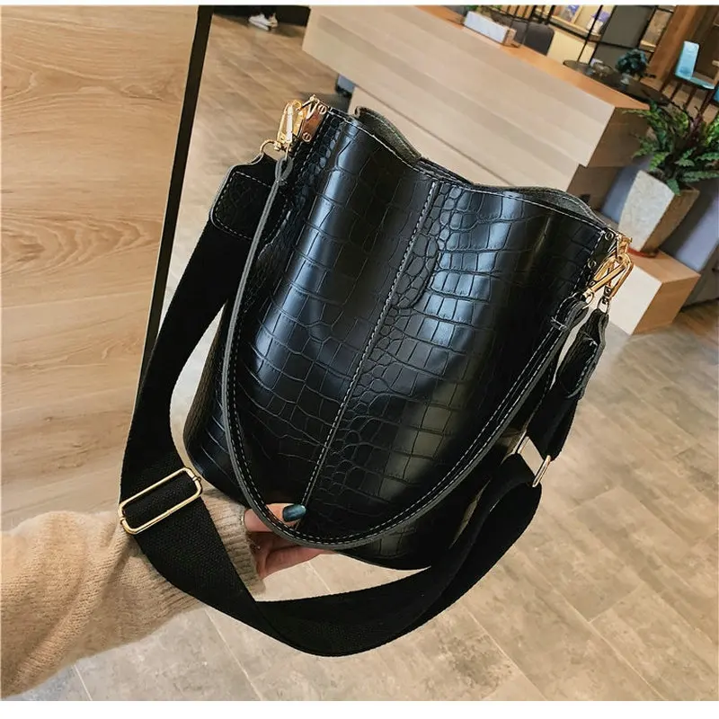 

2019 new Korean crocodile pattern bucket bag retro wide shoulder strap shoulder Messenger bag female big bag C43-10
