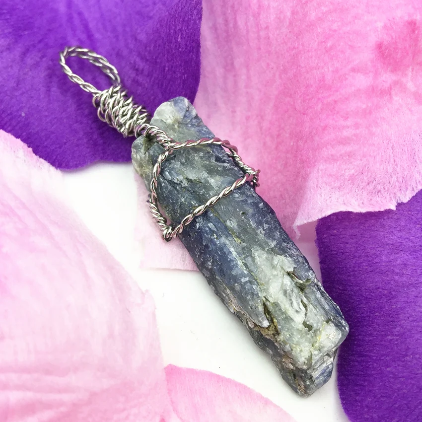 Изысканный ручной работы natural Камень blue кианит Неправильной Charms серебряный