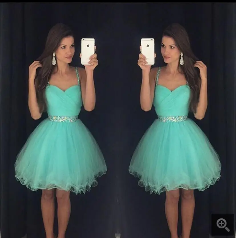 Новое поступление зеленое короткое платье на тонких бретельках для выпускного