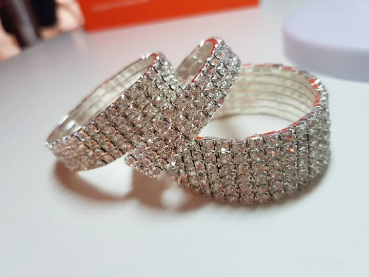 Эластичный очаровательный браслет с белым пришитым кристаллом гибкий для женщин - Фото №1