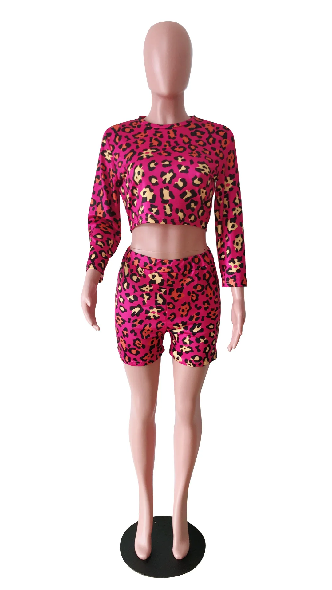 Женский костюм с леопардовым принтом короткая футболка круглым вырезом и