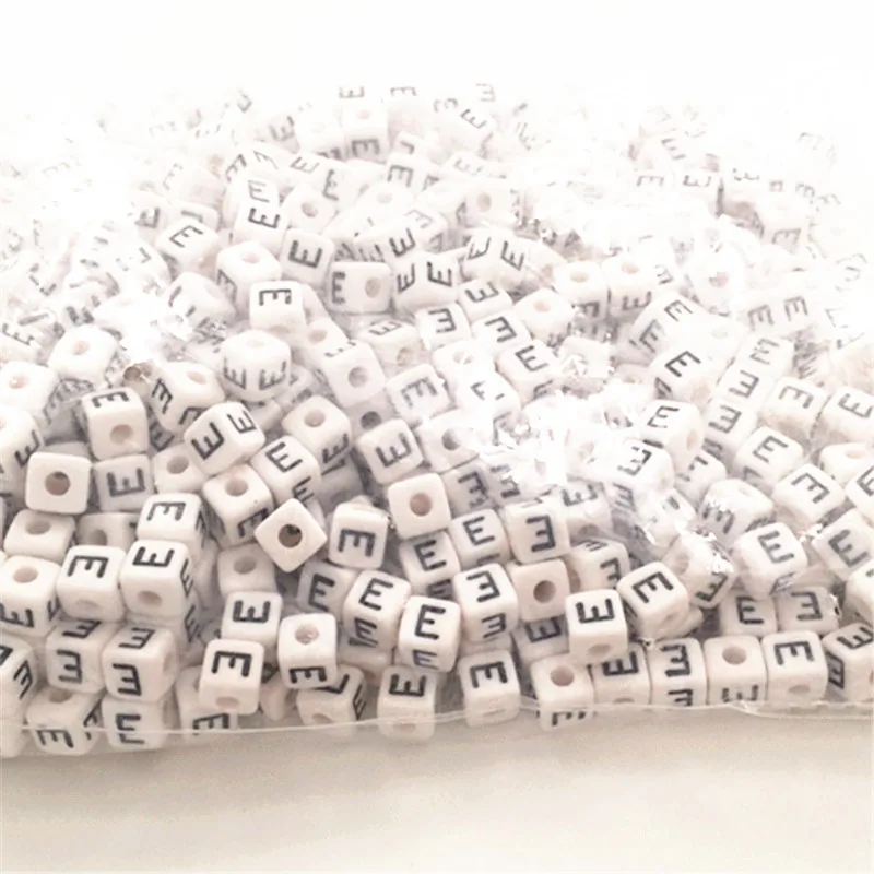 Ченкэй 100pcs 10*10 мм белый Пластик акриловый кубик алфавита Квадратные бусины в