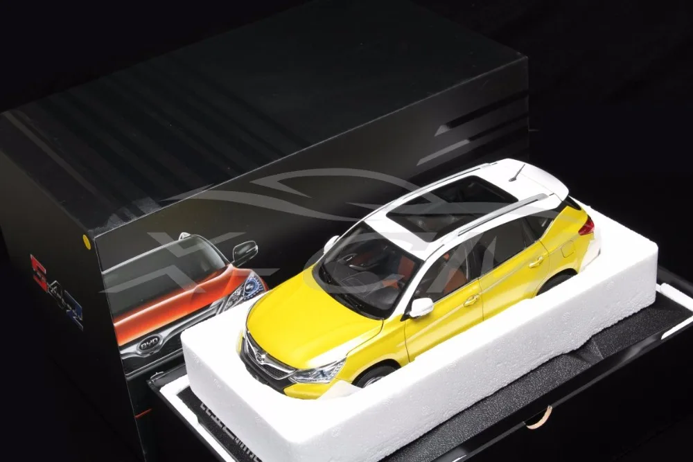 Отлитый под давлением автомобиль модель BYD Song 1:18 (желтый и белый) наклонная