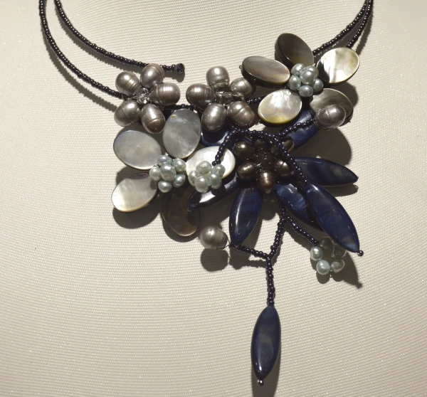 Женское ожерелье ручной работы колье чокер с пресноводным жемчугом и цветами из