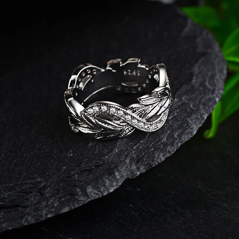 Женское кольцо из белого золота с фианитами | Украшения и аксессуары