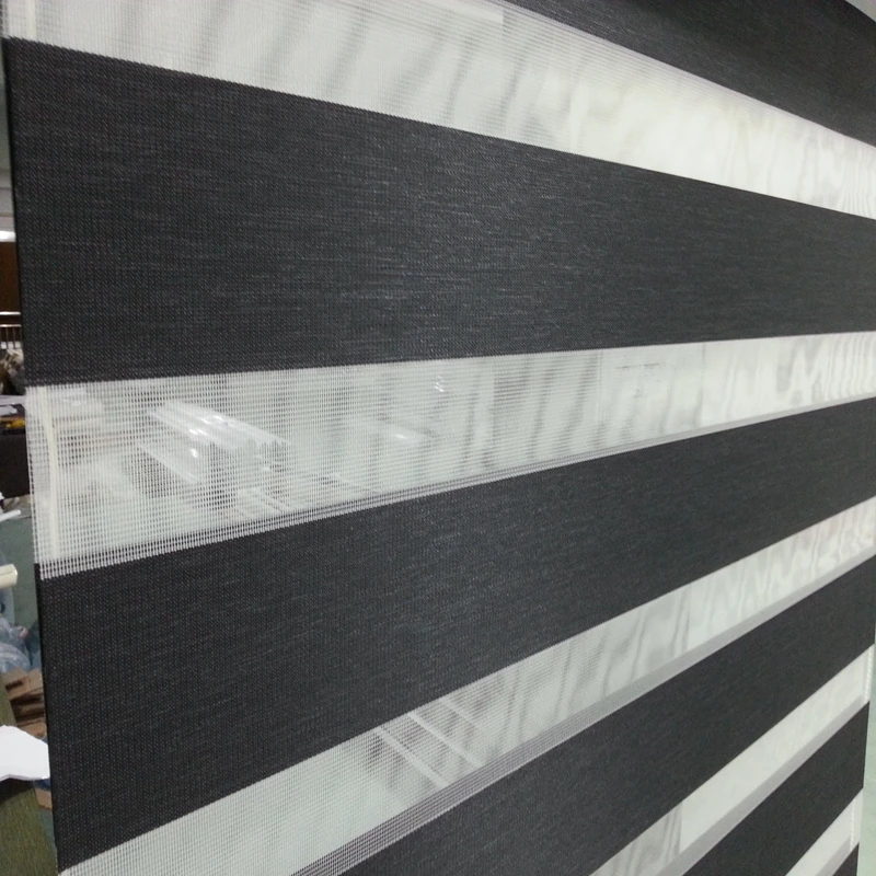 Жалюзи с зебрами Затемненные двухслойные шторы на окна черного цвета для