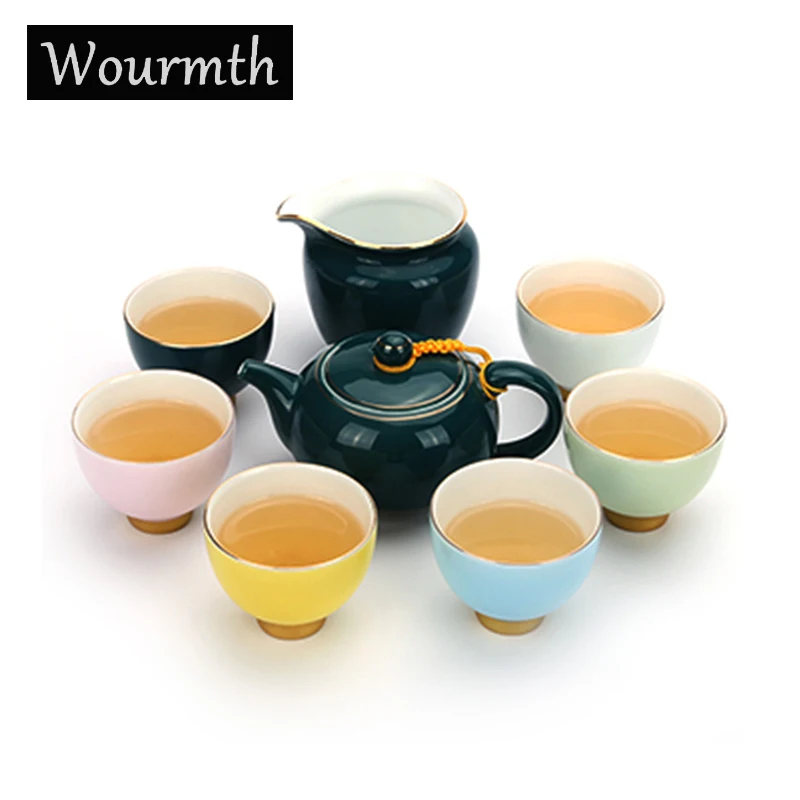 Чайный сервиз Wourmth включает в себя чайник и шесть чашек пяти ярких цветах