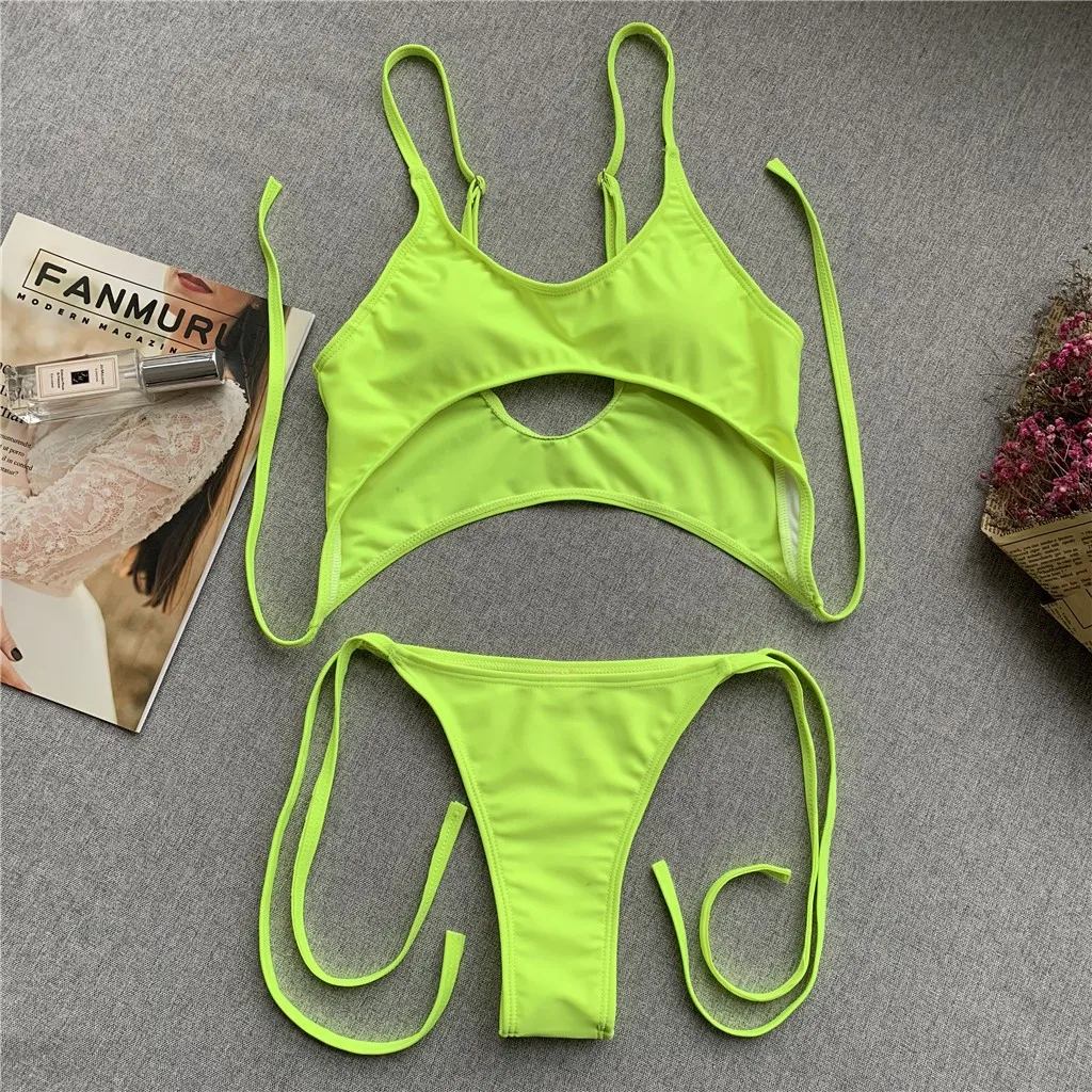 Женский слитный купальник из двух частей однотонный зеленый с вырезами на