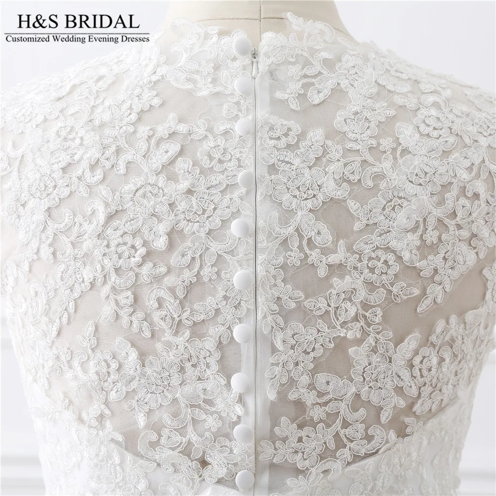 Кружевное платье с V-образным вырезом и аппликацией