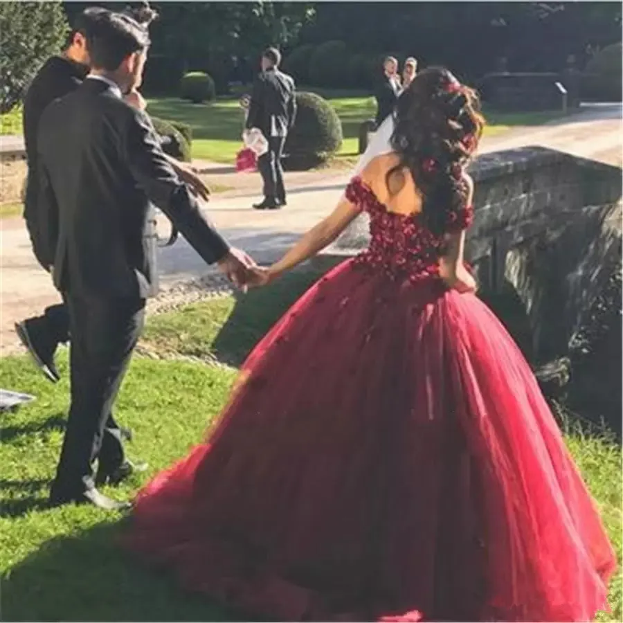 

2020 Burgundy Ball Gown Quinceanera Dress Off Shoulder Ruffles Lace Applique 3D Flowers Puffy Long Sweet 16 Quinceanera Gown