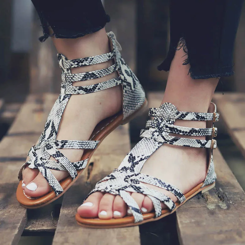 Женские сандалии с пряжкой на ремешке леопардовые в ретро стиле золотистые