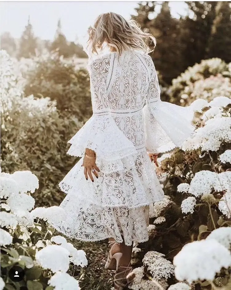 Женское длинное кружевное платье белое с рукавами-фонариками и вышивкой в