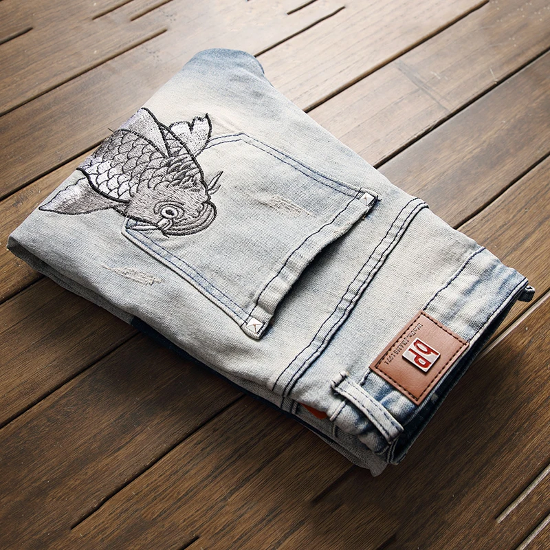 Высокое качество весенние мужские джинсы светильник в виде синей Рыбы Вышивка